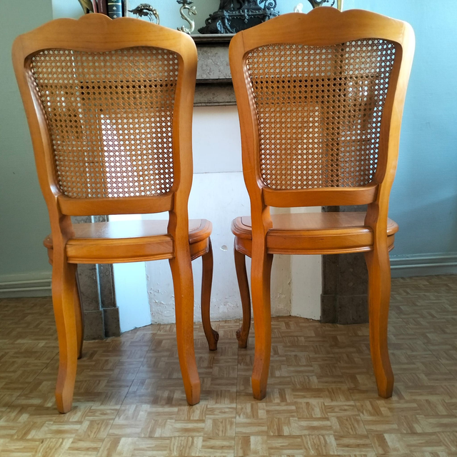 Paire de Chaises Style Louis XV en bois sculpté avec dossier cannage.
