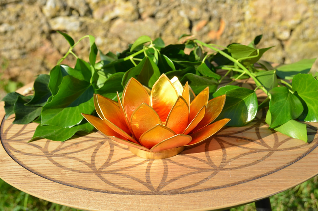 Eclairage Lotus jaune orange bord doré