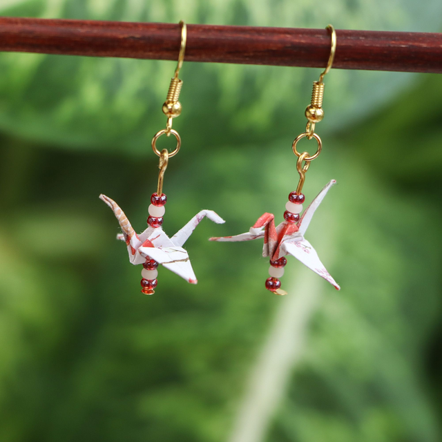 Origami Ohrringe mit gefaltetem Kranich, mit hypoallergenem goldfarbenem Ohrhänger aus ionenbeschichtetem Edelstahl, grau-rosa