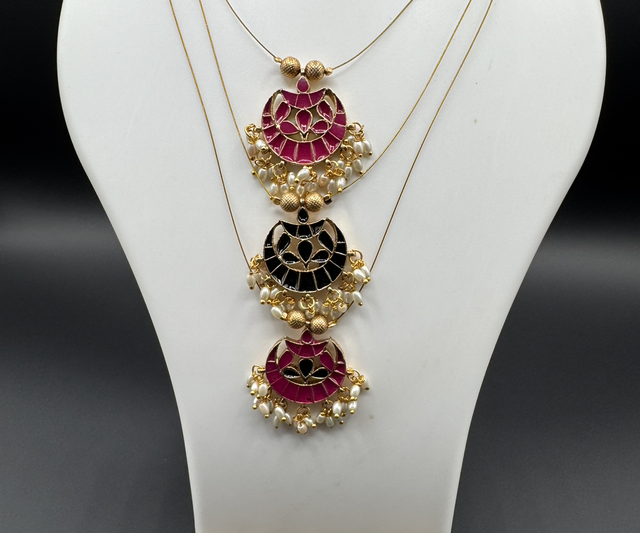 Invisible chain with ear rings pink