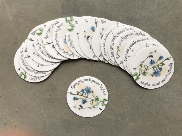 Sticker "j'peux pas j'écoute pousser les fleurs"