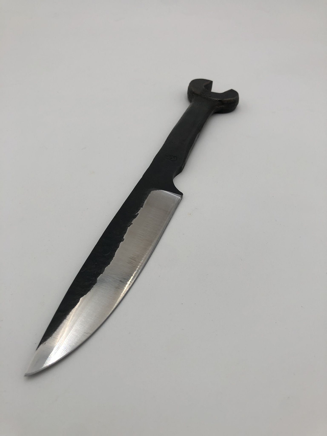 Mi-couteau, mi-clé de 17, et re mi-ours derrière