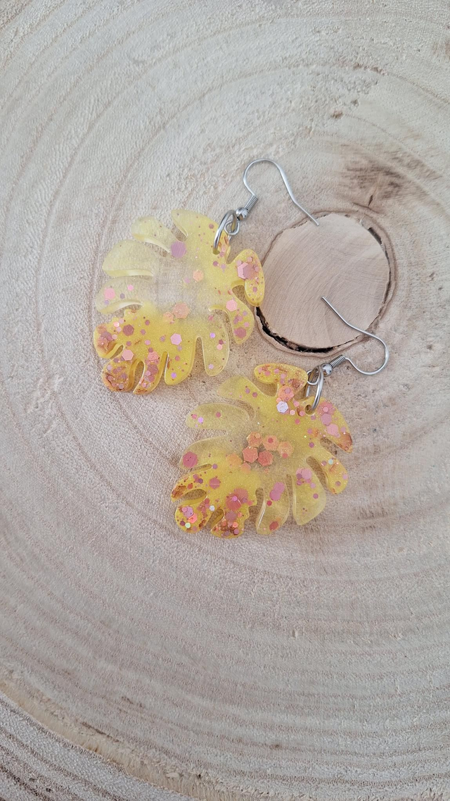 Boucles d&#039;oreilles fleurs jaunes/paillettes roses holographiques 