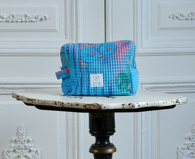 Trousse de toilette nid d'abeille bleue