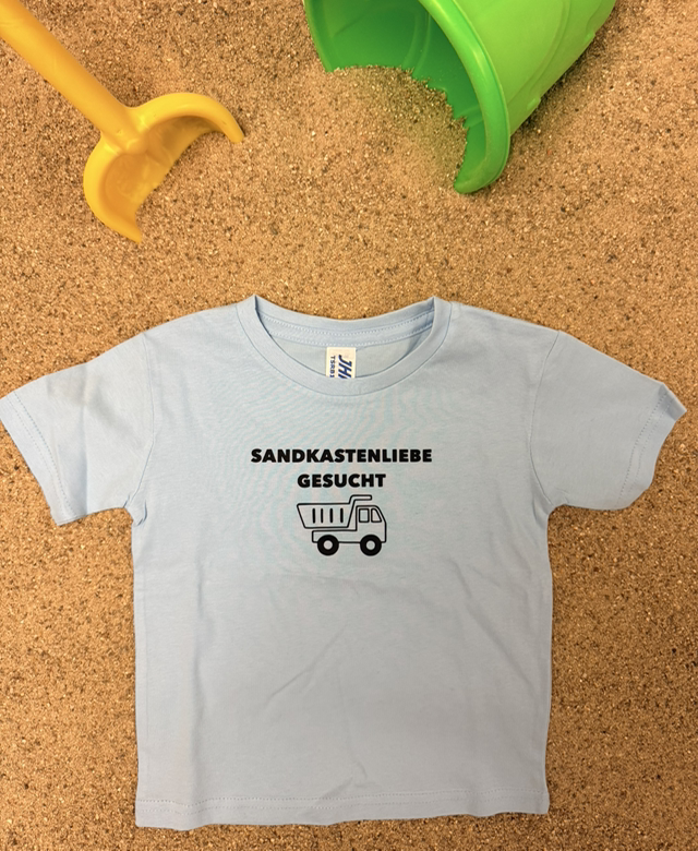 Babyblaues „Sandkastenliebe gesucht“-T-Shirt – von Sandhelden (mit Handmade-Aufdruck vom Kitupiland)