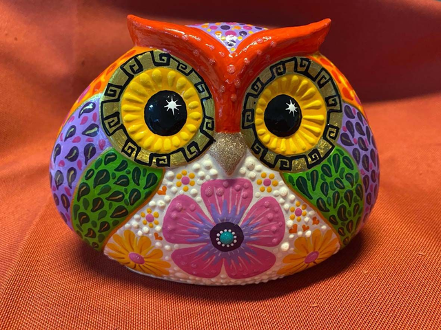 Handbemalte Eule aus Modelliergips, Einzelstück, Mandala-Stil