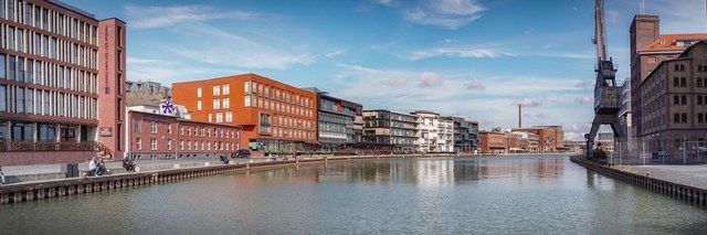Stadthafen-Panorama mit Kran