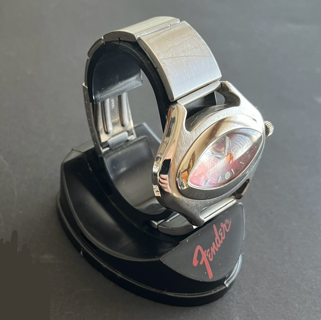 RARE 1990&#039;s Fender Oval Red ... WRISTWATCH ... (+ Original Display Case)