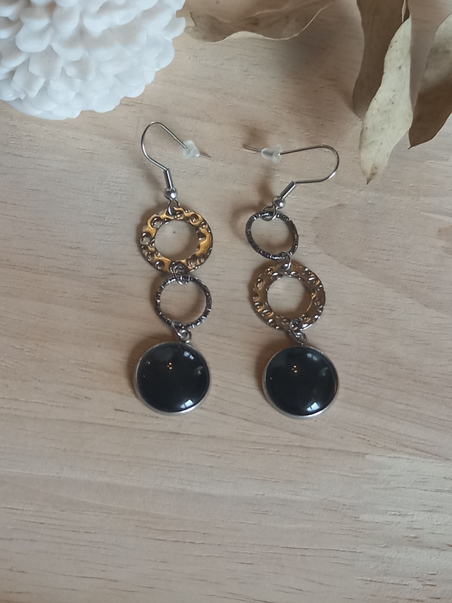 Boucles d&#039;oreilles asymétriques - cabochon rond noir /  cercle effets et cercle métal argenté/ argenté