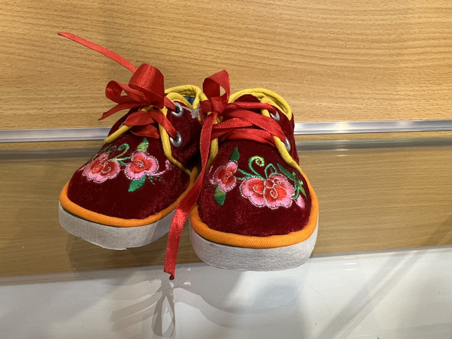 Chausson brodé pour enfant avec lacets aux deux roses. " Fleurs du Dongxian. 