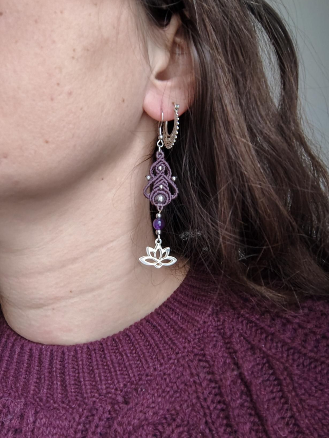 Fleur d'eau — boucles d'oreilles micro-macramé 