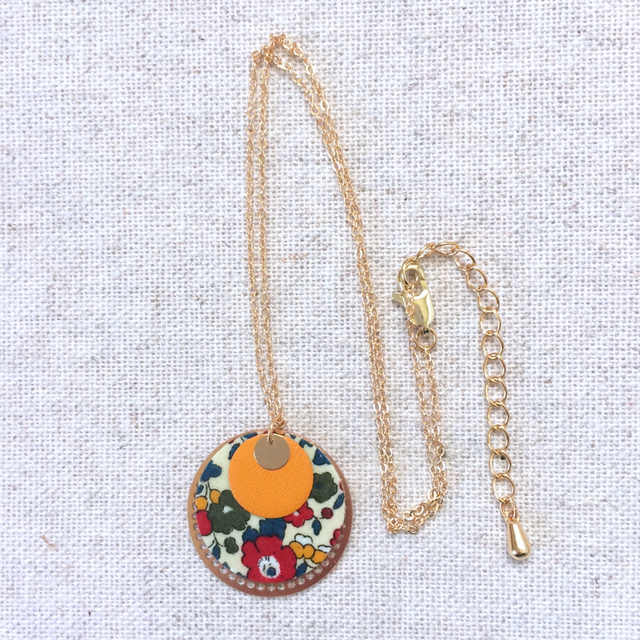 Collier « Oratorio » doré, tissu fleuri multicolore, cuir jaune safran