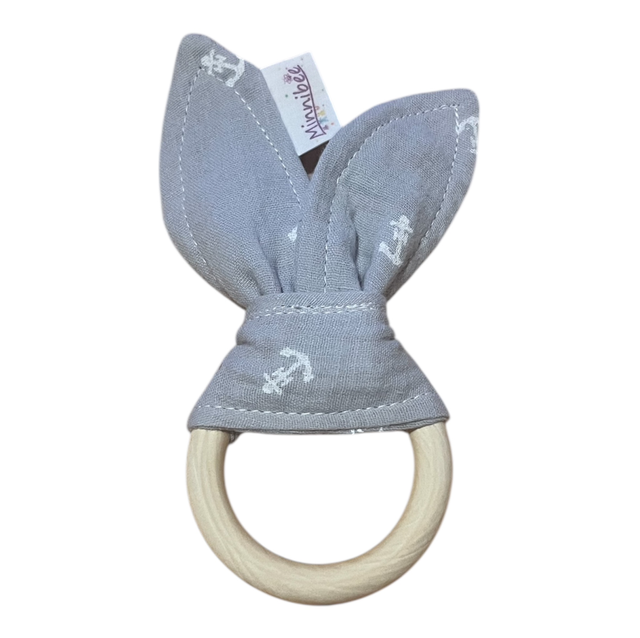 Baby Greifling aus Holz und Musselin Grau/Anker