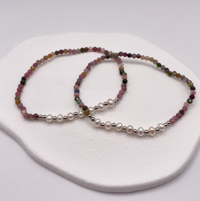 GEMSTONE BAND - Elastisches Armband mit Turmalin & Süßwasserperlen