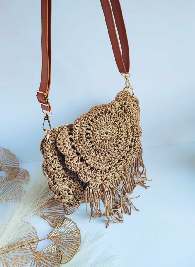 Sac Luma en crochet fait main – style bohème avec franges, anse caramel et fermeture magnétique