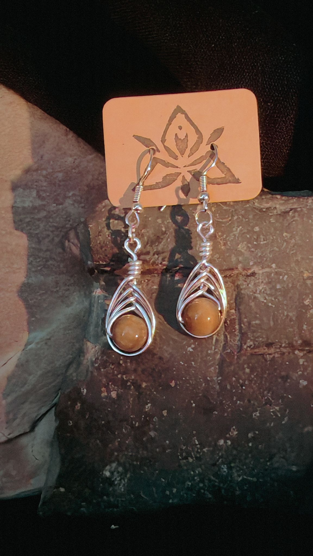 Boucles d'oreilles œil de tigre doré, fil argenté tressé