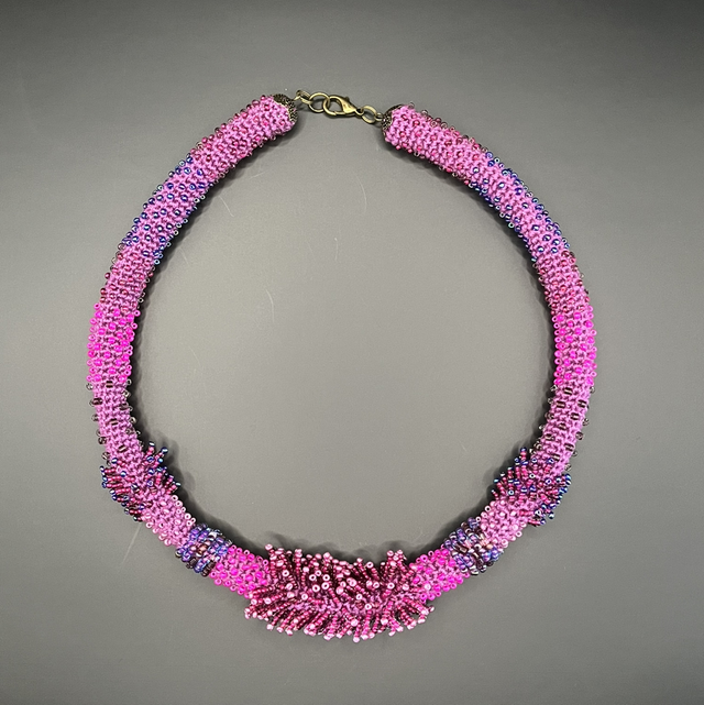Éclosion Fuchsia - Collier crocheté et brodé de perles 
