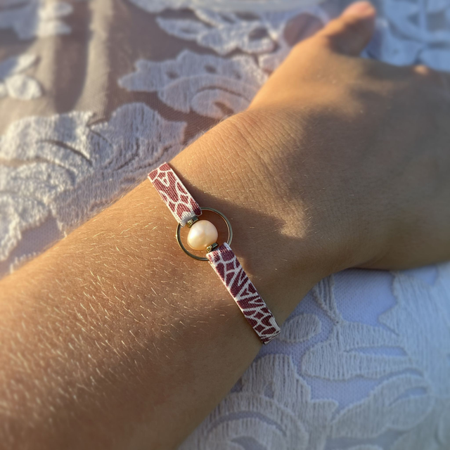 Bracelet Aura#1 - tissu rouge, perle d'eau douce, acier inox
