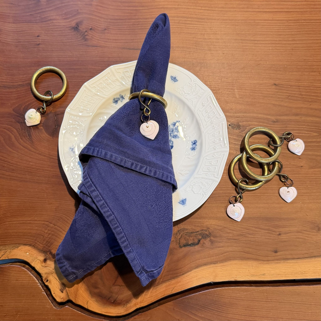 Messing servetring met schelphartje