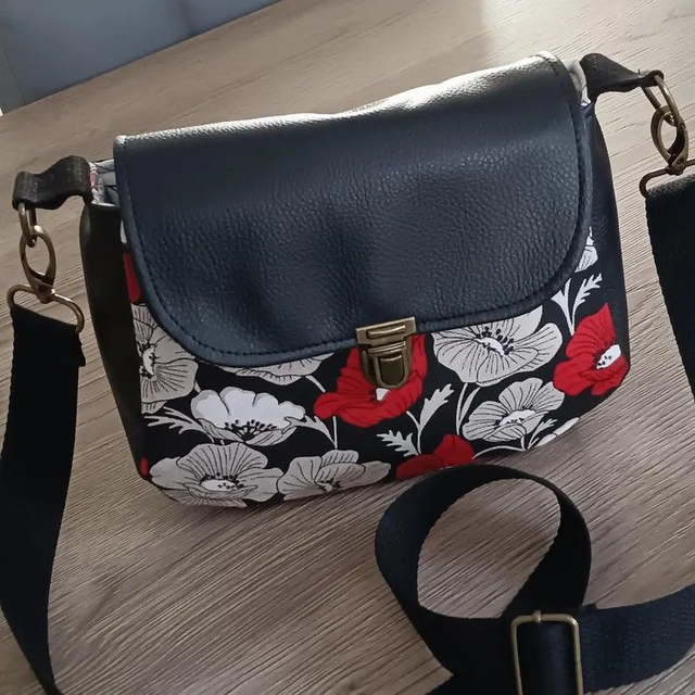 Sac bandoulière artisanal simili cuir noir et toile de coton coquelicots- Création cousue main en Vendée