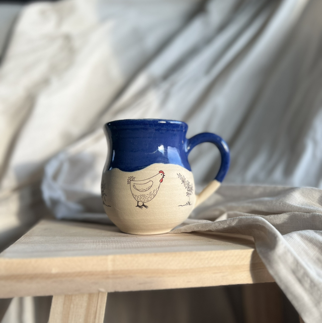 Keramiktasse mit Huhn-Motiv in dunkelblau