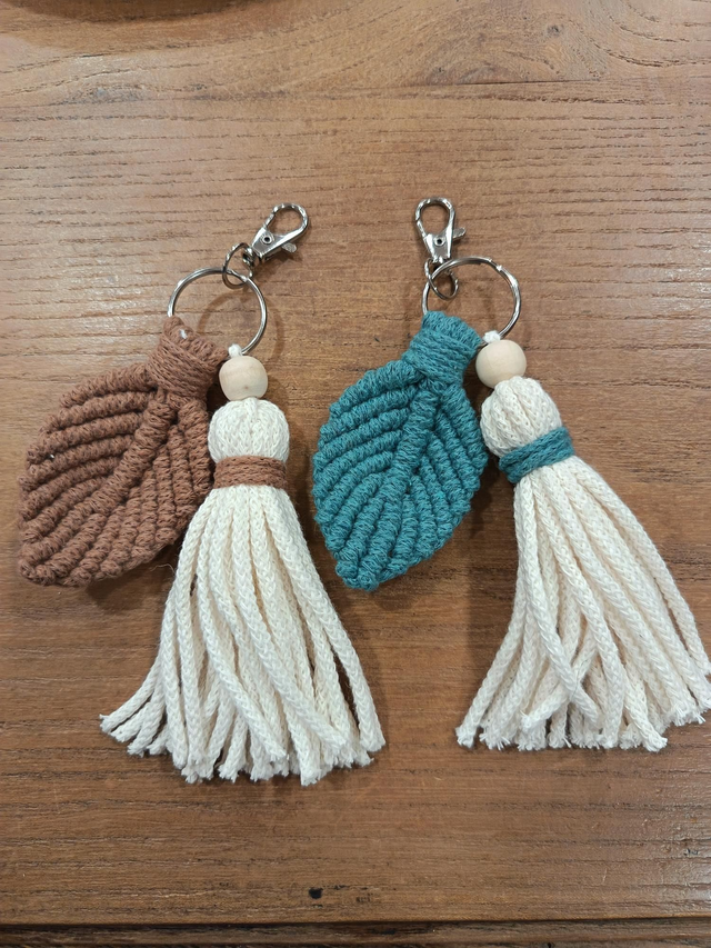 Porte clef pompom et feuille en macramé