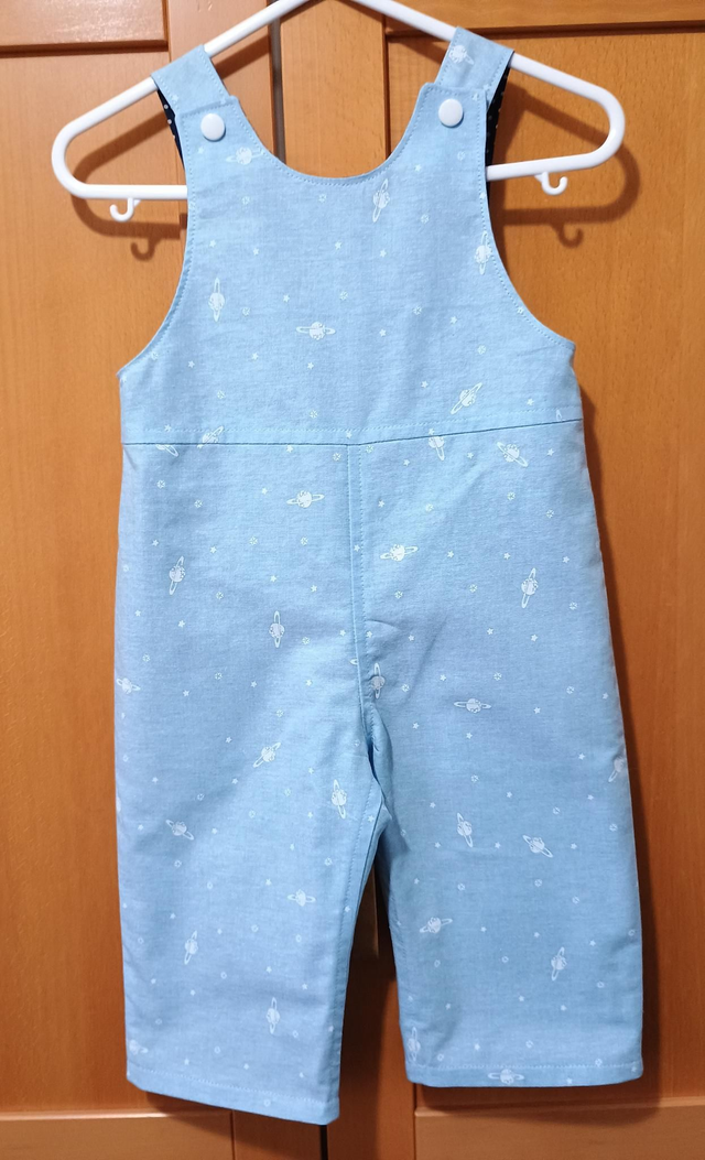 Dungarees - 6-9 mth (8 kg).   Pale blue planets