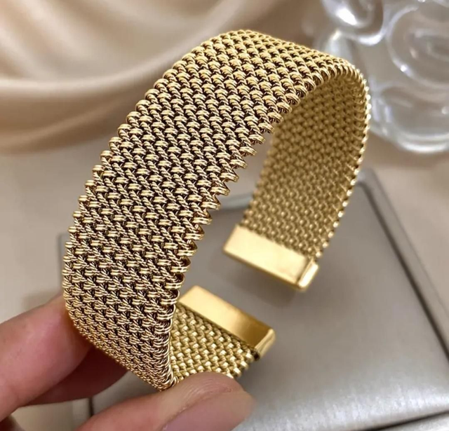 Anti-tarnishing Italian 18K Yellow Gold Plated Bangle.