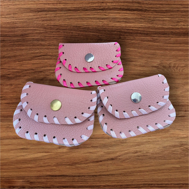 Pochette à chapelet en cuir rose clair