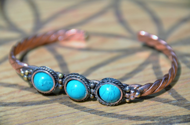 Bracelet torsadé pierres turquoises