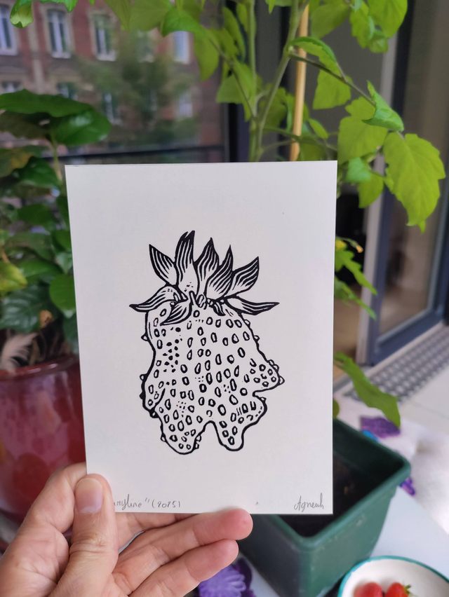 impression linogravure fraises étranges "fraise debout impression noire "10X14.5 cm