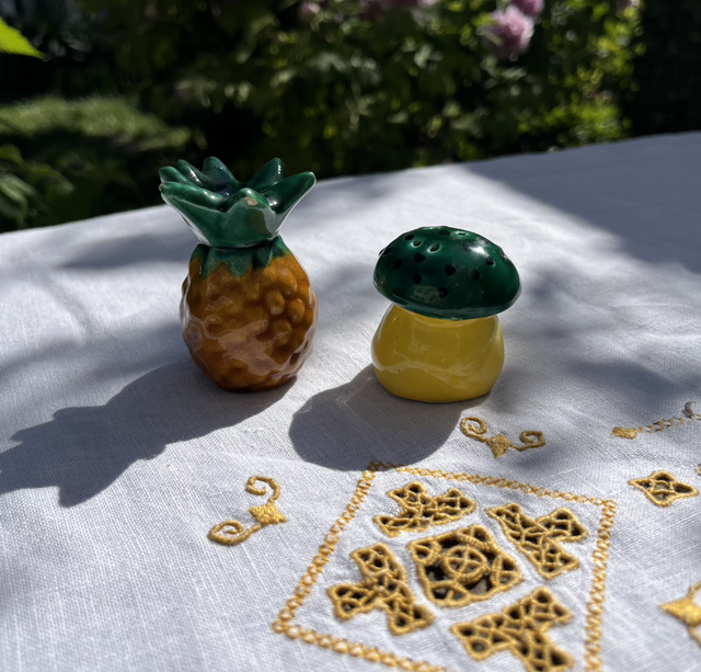 Salière et poivrière en barbotine Ananas et champignon