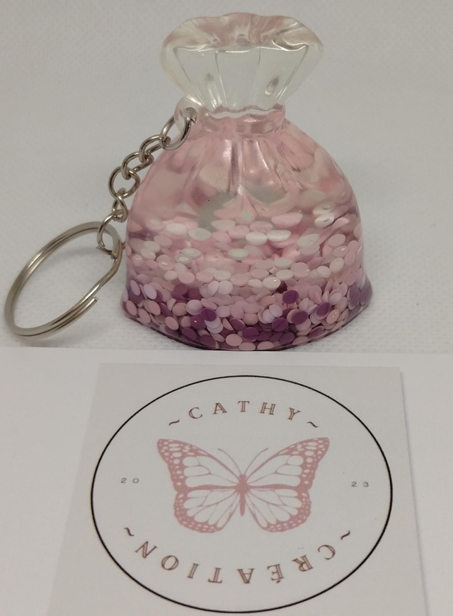 Bijoux de sac avec inclusion de perles roses et violettes 