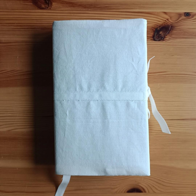 verstellbare Buchhülle zum Zubinden, Lesezeichenband, für ein Buch, das max. 19cm hoch und 7cm dick ist