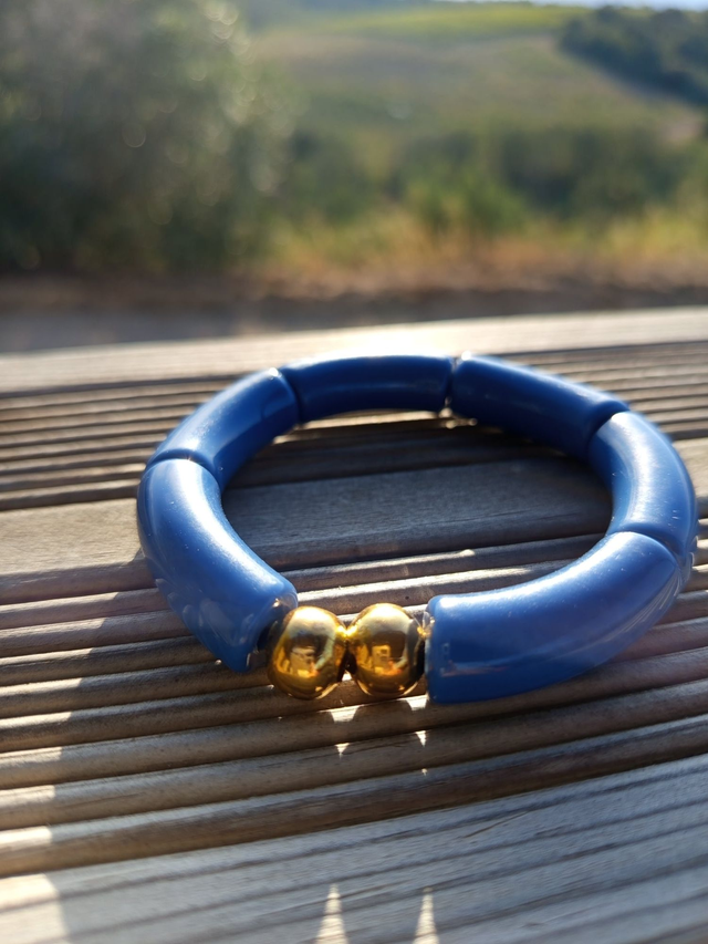 Bracelet perles tubes incurvées acryliques unies Khazaana Indigo