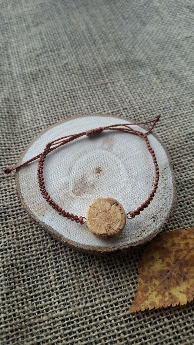 Natürliches Armband handgeknüpft mit Holzanhänger