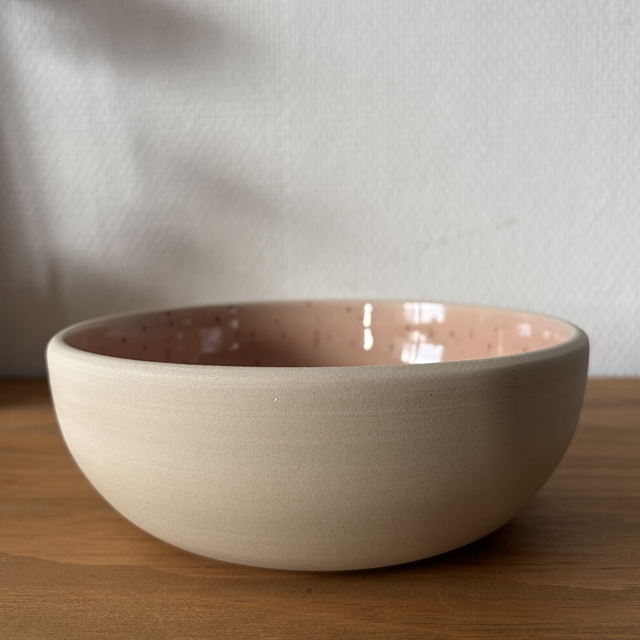 Grand bol artisanal en grès rose moucheté