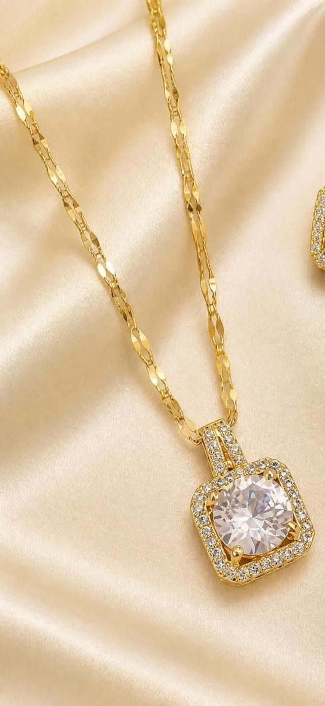 Collier Halo – Doré &amp; Pendentif Diamanté