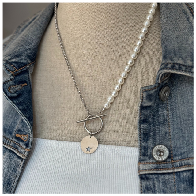 Collier asymétrique avec fermoir à bascule 