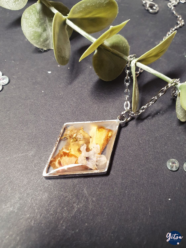 Collier de roses et narcisses