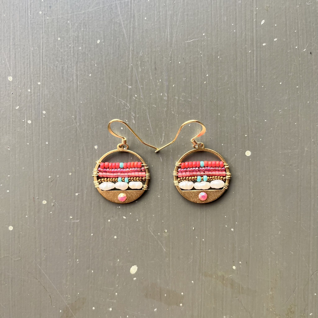 Petites boucles d&#039;oreille en perles dégradé de roses 