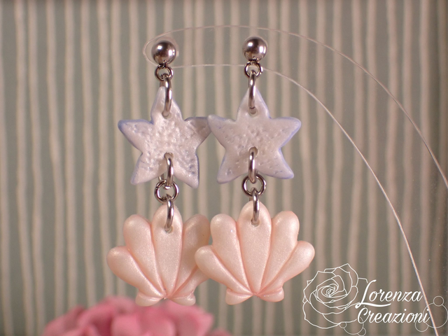 Orecchini a tema marino con conchiglie grandi e stelle marine, azzurro e bianco perla rosato