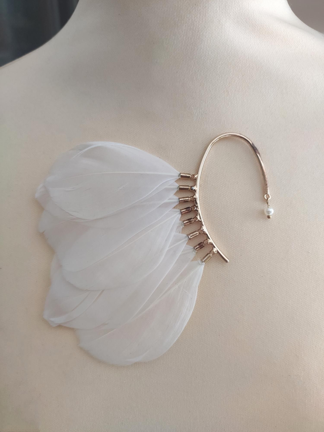 Boucle d'oreille unique à poser Plumes d'oie blanches