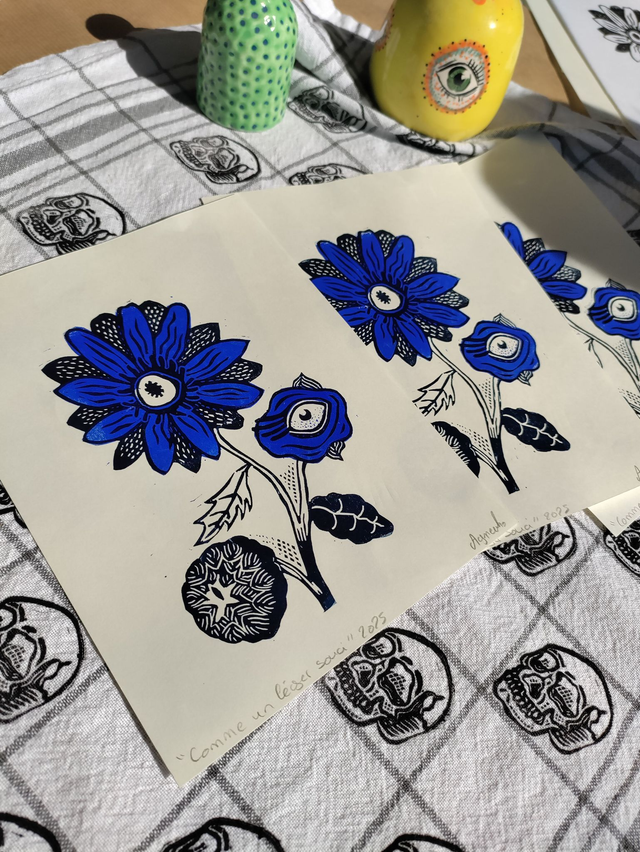 linogravure "fleur de souci" en couleur format 15 X 19.5cm bleu