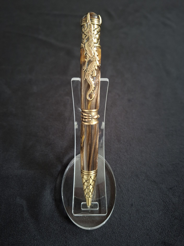 Stylo dragon bronze en résine cola