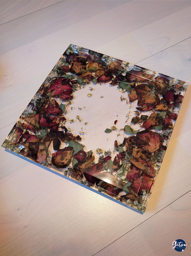 Plateau carré avec fleurs et feuilles séchées