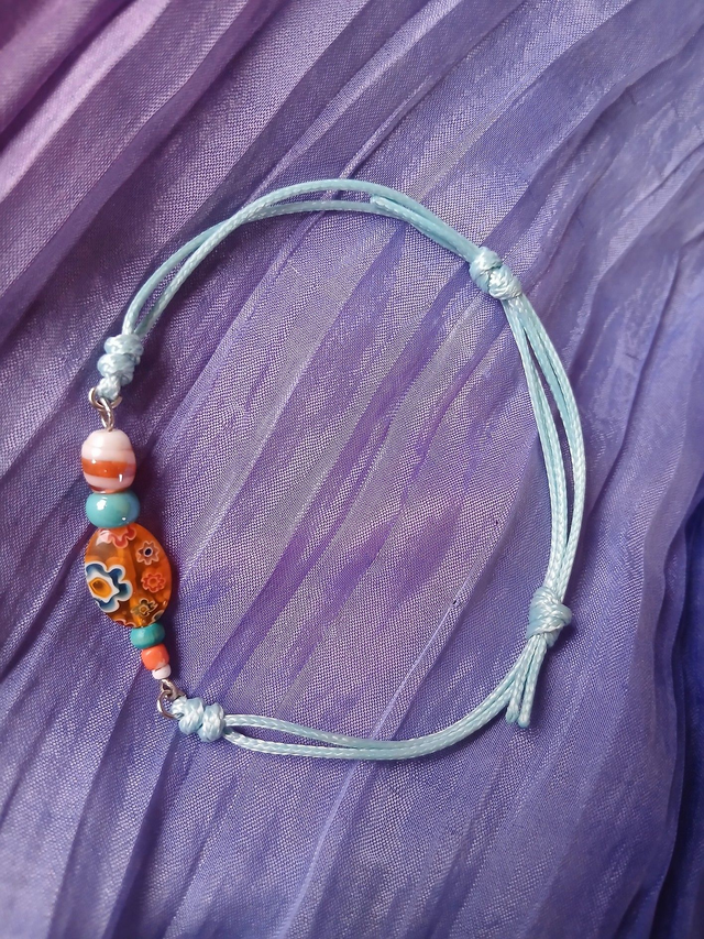 Bracelet bleu ciel et perles florales orangée