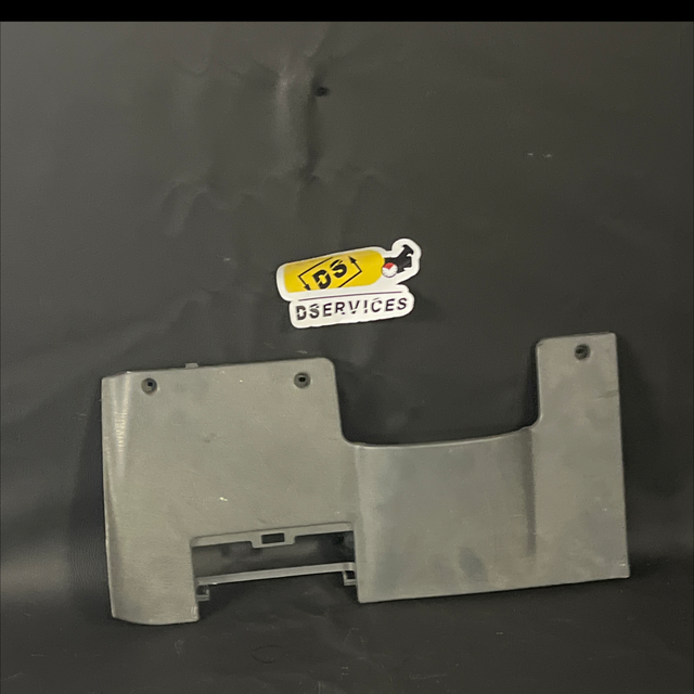 Plastique sous tableau de bord 