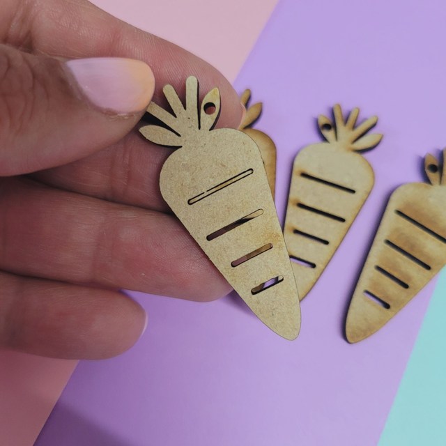 TAGS EN FORMA DE ZANAHORIA EN MDF 