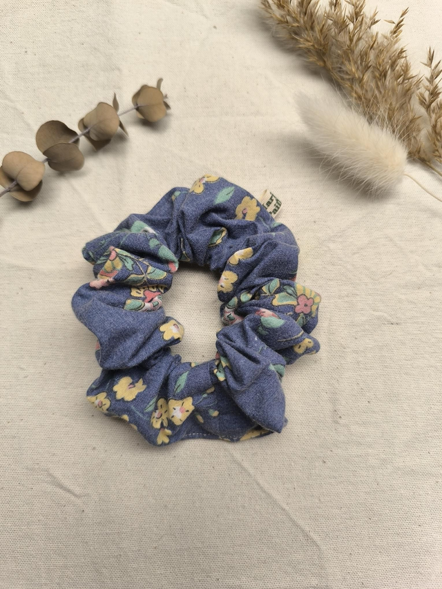 Chouchou upcyclé bleu à fleurs